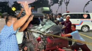 Tabrakan Adu Banteng Parah di Ngawi Pikap vs Truk Tangki, Pengemudi Terjepit Bodi Mobil Selamat