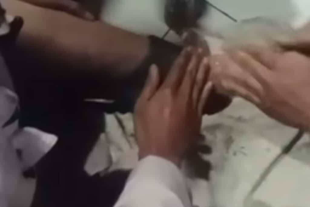 Datangi Pos Pemadam, Pemuda Minta Bantuan Damkar Lepas Sandal Terselip di Kaki