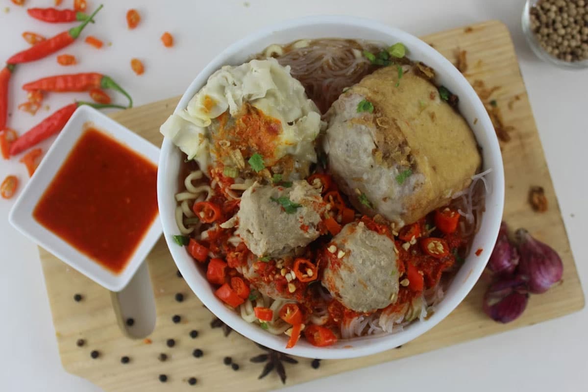 makan bakso daging di Surabaya