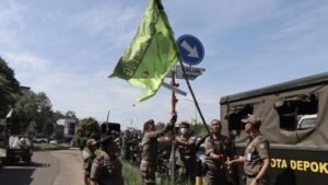 Puluhan Bendera Ormas Dicopot, Posko di Depok Dibongkar Paksa!