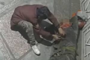 Keterlaluan! Pria Diduga Curi Uang ODGJ yang Lagi Tidur, Netizen: Jahatnya