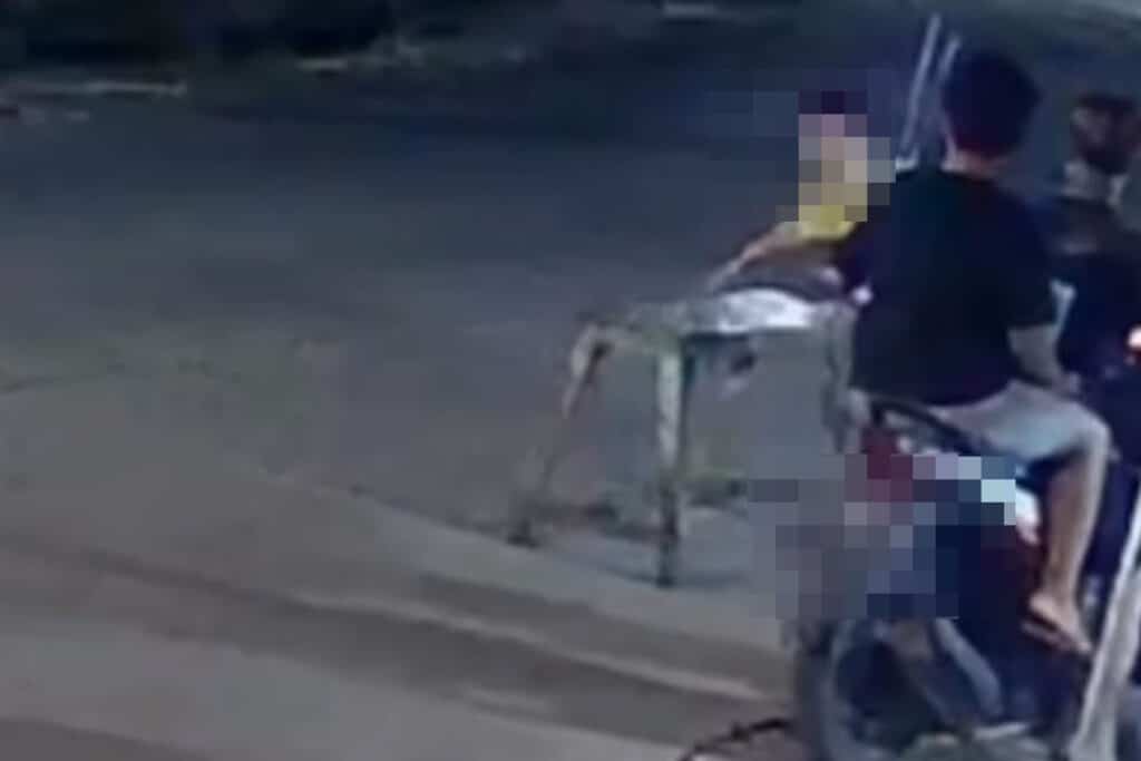 BikinGeram! Remaja Iseng Geser Bangku Panjang ke Tengah Jalan, Pengendara Motor Luka-Luka