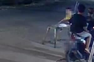 BikinGeram! Remaja Iseng Geser Bangku Panjang ke Tengah Jalan, Pengendara Motor Luka-Luka