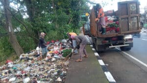 Sampah Liar di Jalan Raya Bogor: DLH dan Camat Sukaraja Bertindak, Edukasi ke Masyarakat Kurang