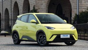 BYD vs Geely: Perebutan Pasar Mobil Listrik Pertama Anak Muda Kian Memanas