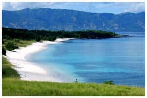 Pesona Pantai Bakel di Alor: Bukit Hijau dan Laut yang Tenang