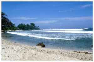Menikmati Keindahan Pantai Ciantir di Lebak, Banten