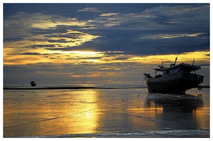 Pesona Pantai Lampu Satu, Keindahan Senja dan Aktivitas Seru di Papua