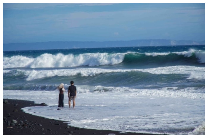 Liburan Seru dan Hemat di Pantai Watu Pecak, Surga Pasir Hitam Lumajang