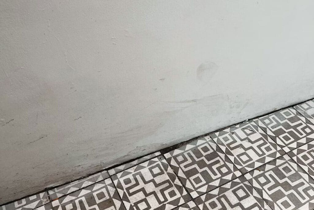 Kinclong Lagi! Ini Cara Bersihkan Lantai Kamar Mandi dari Kerak Membandel