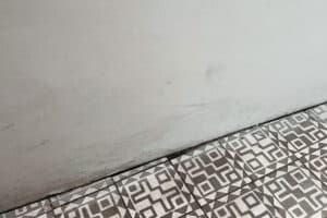 Kinclong Lagi! Ini Cara Bersihkan Lantai Kamar Mandi dari Kerak Membandel