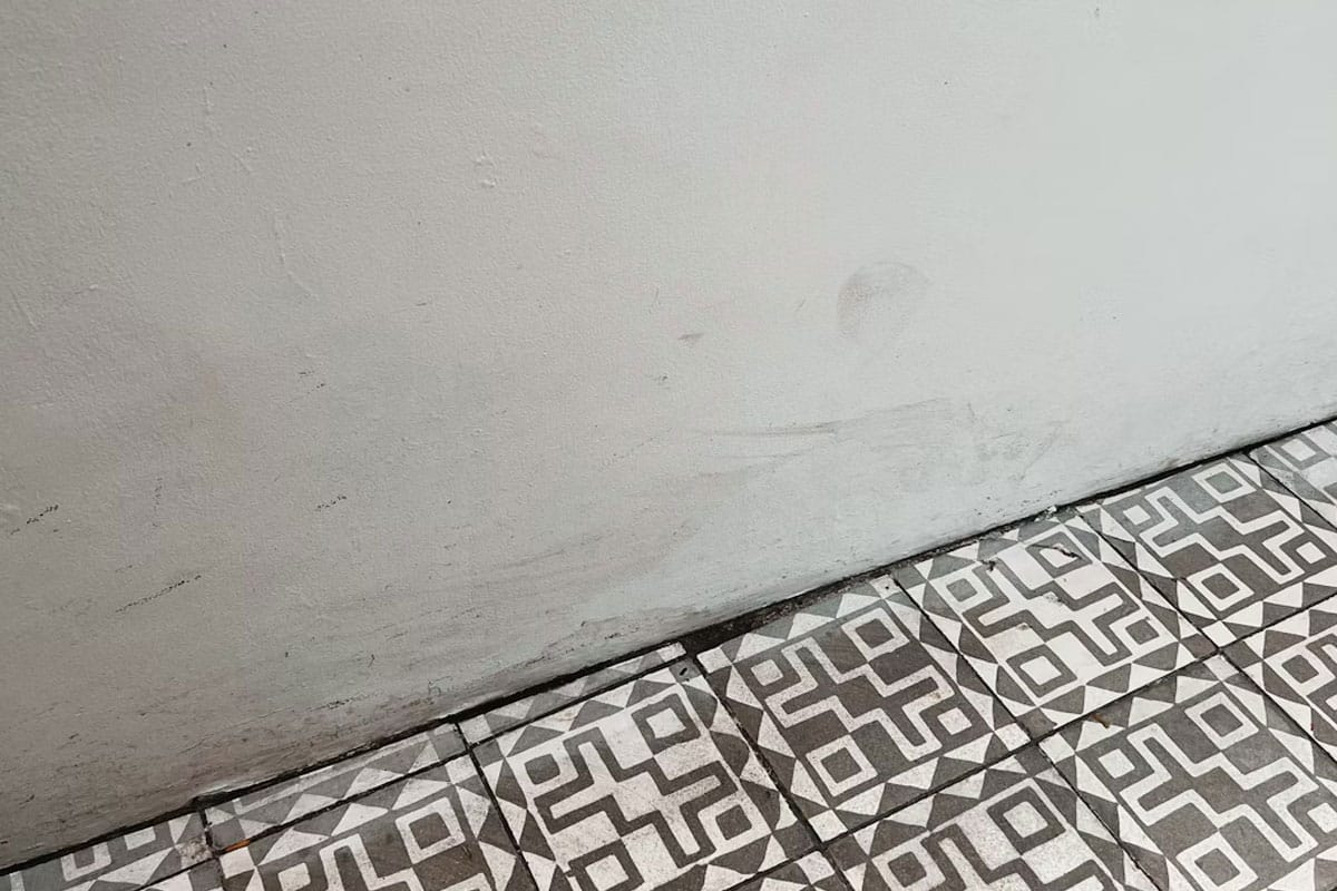 cara bersihkan lantai kamar mandi