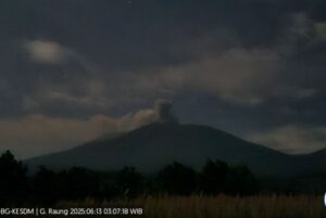 Gunung Raung Erupsi dua kali, Kolom Abu Melambung Setinggi 900 Meter