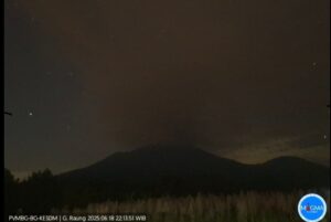 Gunung Raung Erupsi Hebat, Kolom Abu Melambung 1,1 Kilometer