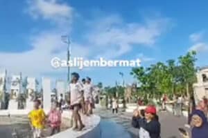 Viral Hujan Uang di Jember Tepatnya Alun-Alun, Warga Heboh