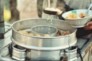 Viral Seorang Ibu Beli Bakso Rp2 Ribu Usai Honor Suami Belum Dibayar: Minta Bihun dan Kuahnya Aja