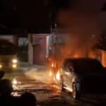 dua mobil terbakar