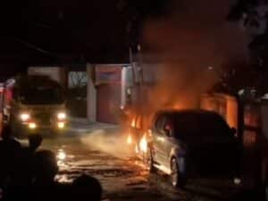 Diduga Korsleting, Dua Mobil Terbakar di Sindangrasa Bogor Timur, Kerugian Capai Rp300 Juta