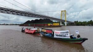 WALHI Gelar Aksi di Jembatan Barito, Protes Deforestasi dan Ekspansi Tambang