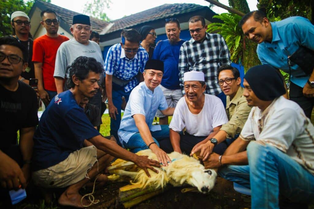 Sinergi di Hari Raya, Dedie Rachim dan PWI Kota Bogor Bagikan Hewan Kurban kepada Warga
