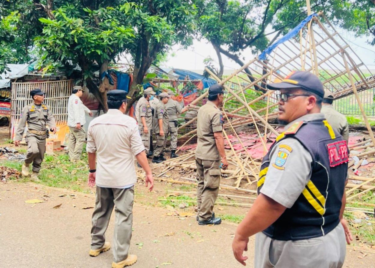 operasi penertiban di kawasan Kompleks Stadion Bima