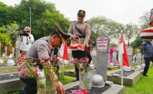 Jelang Hari Bhayangkara, Kapolri Ziarah ke Makam BJ Habibie dan Jenderal Hoegeng