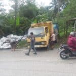 truk bermuatan abu sekam terguling