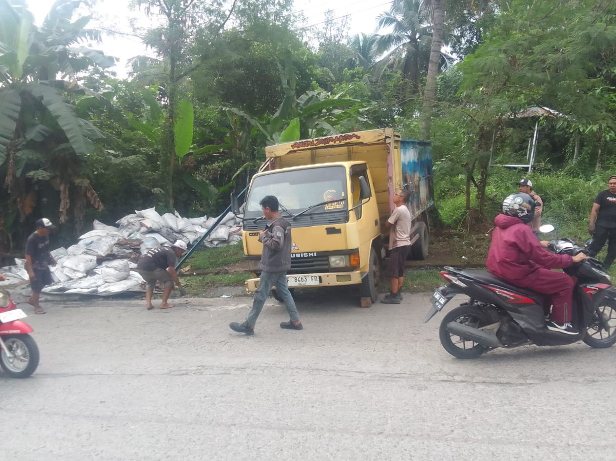truk bermuatan abu sekam terguling