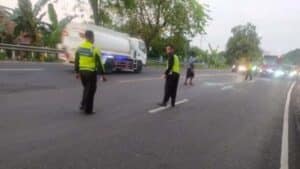 Pemotor asal Trowulan Tewas Jadi Bulan-bulanan Dua Truk dan Sepeda Motor di Jalan Raya Balongbendo