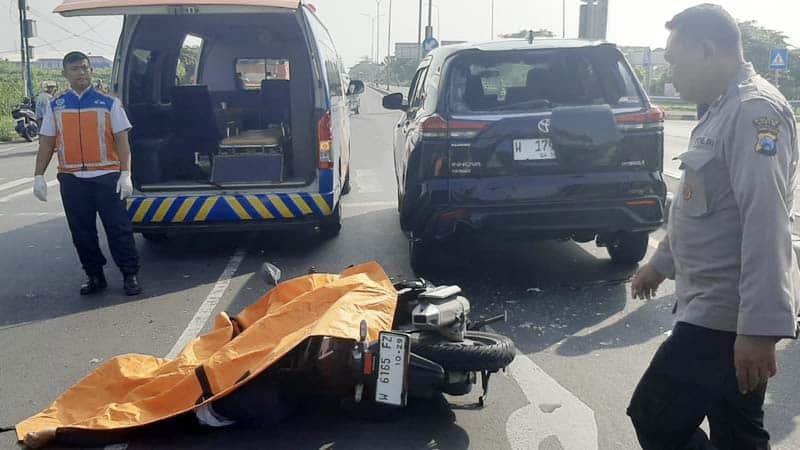 Kecelakaan Mengerikan Gresik, Tabrak Innova Dari Belakang Pelajar SMK Baru Lulus Tewas di Cerme