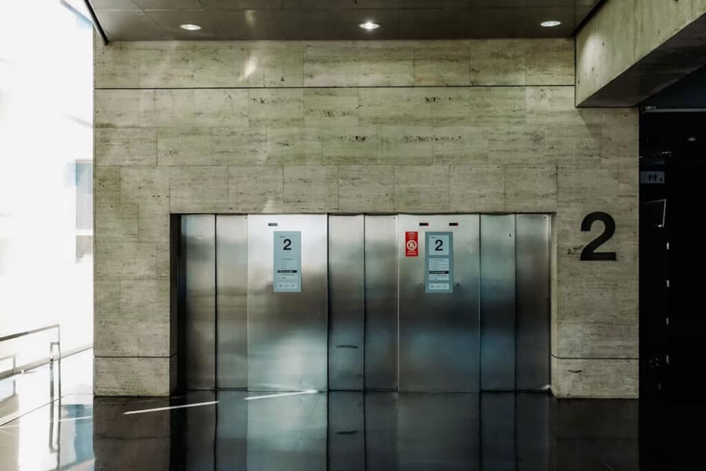 Lift Rumah Sakit Berisi Ibu-Ibu Nyaris Ambruk, Diduga Kelebihan Muatan