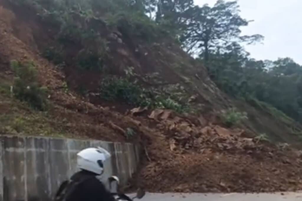 Longsor Jalur Selatan Penghubung Lumajang–Malang, Timpa Sebagian Badan Jalan