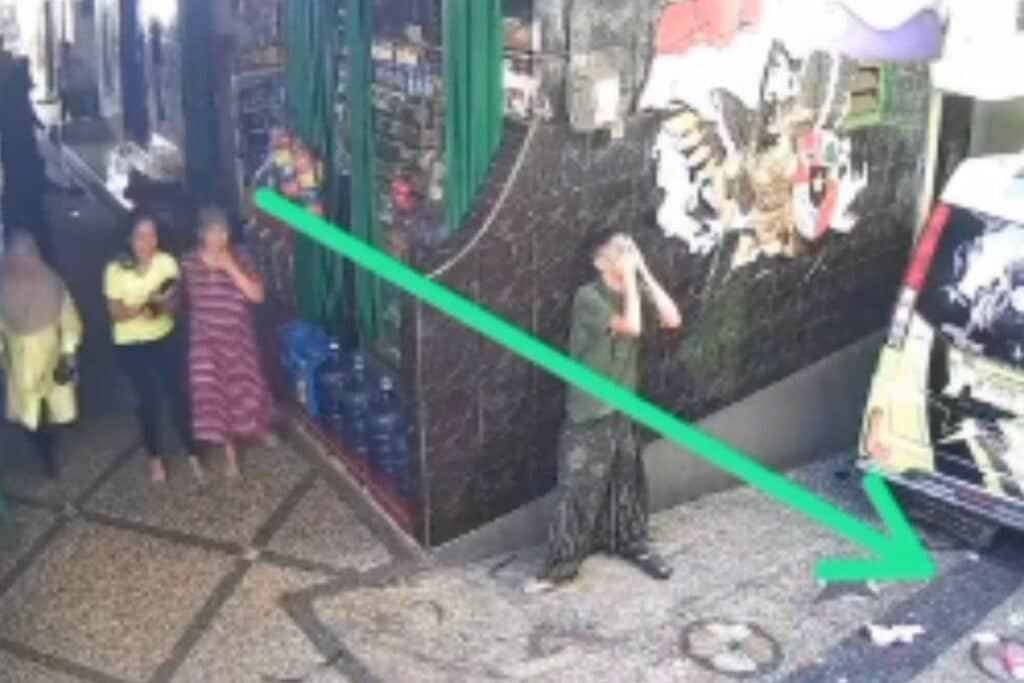 Mini Bus Masuk Pemukiman Warga di Malang, Diduga Rem Blong