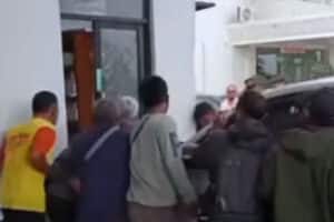 Geger! Minibus Tabrak Warga di Parkiran Rumah Sakit, Satu Orang Dilaporkan Tewas