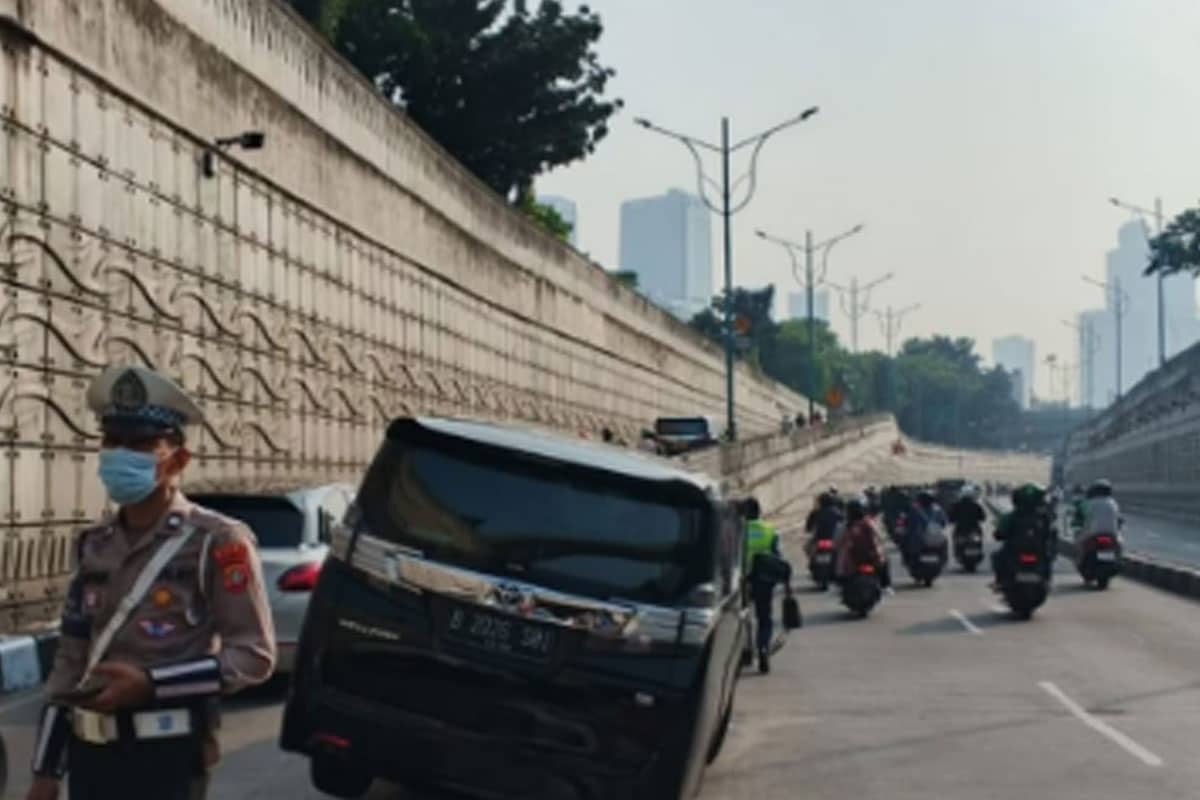 mobil mewah tersangkut