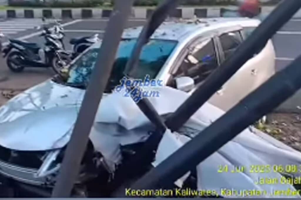 Viral Mobil Tabrak Tiang Telepon di Jember, Bagian Depan Ringsek