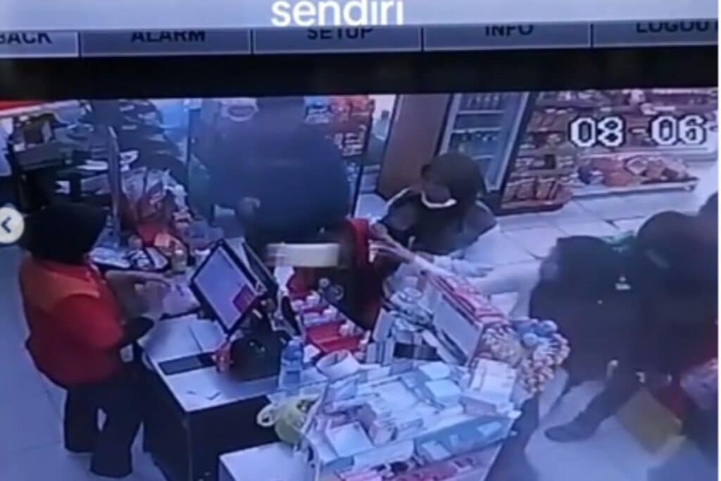 Viral Pembeli Lempar Barang ke Kasir Terus Lanjut Pilih Barang:Jambak Aja Mbak Kasir