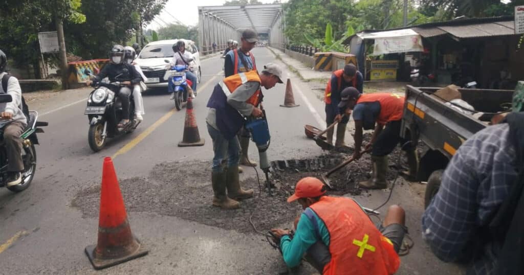 Warga Salahaur Kerja Bakti Perbaiki Jalan Nasional By Pass Soekarno-Hatta Lebak