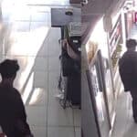 pria angkat tabung gas bocor