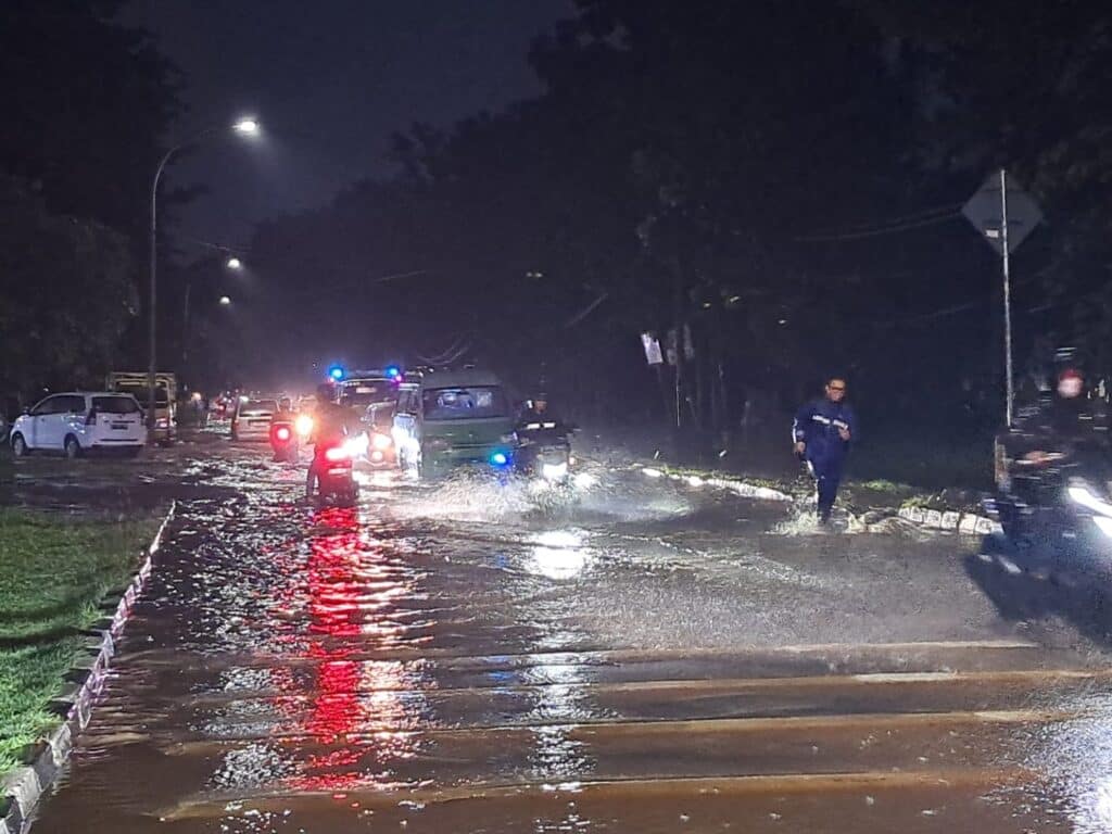 Diduga Drainase Buruk, Kawasan Puspemkab Tangerang Dikepung Banjir