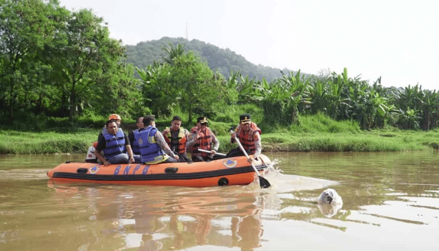 menyusuri aliran Sungai Citanduy