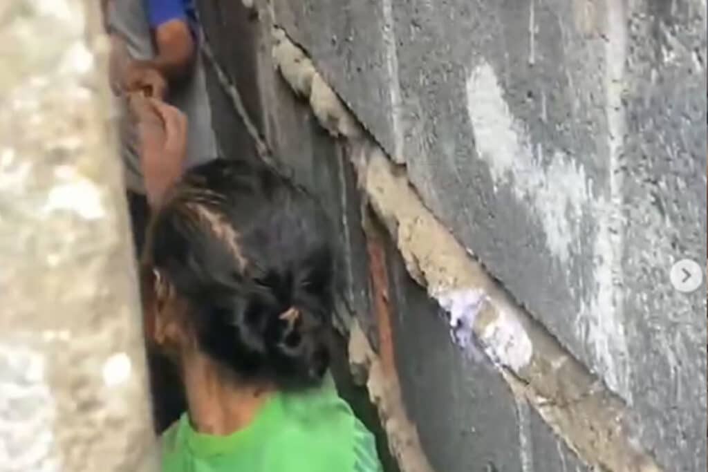 Damkar Selamatkan Nenek Terhimpit Sela-Sela Tembok, Evakuasi Menegangkan