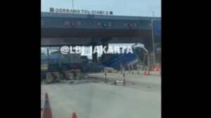 Truk Alami Rem Blong, Hantam Gerbang Tol Ciawi Hingga Rusak Parah