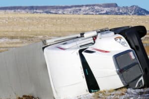 Truk Pengangkut Galon Kecelakaan,  Barang Bawaan Jatuh ke Jalan