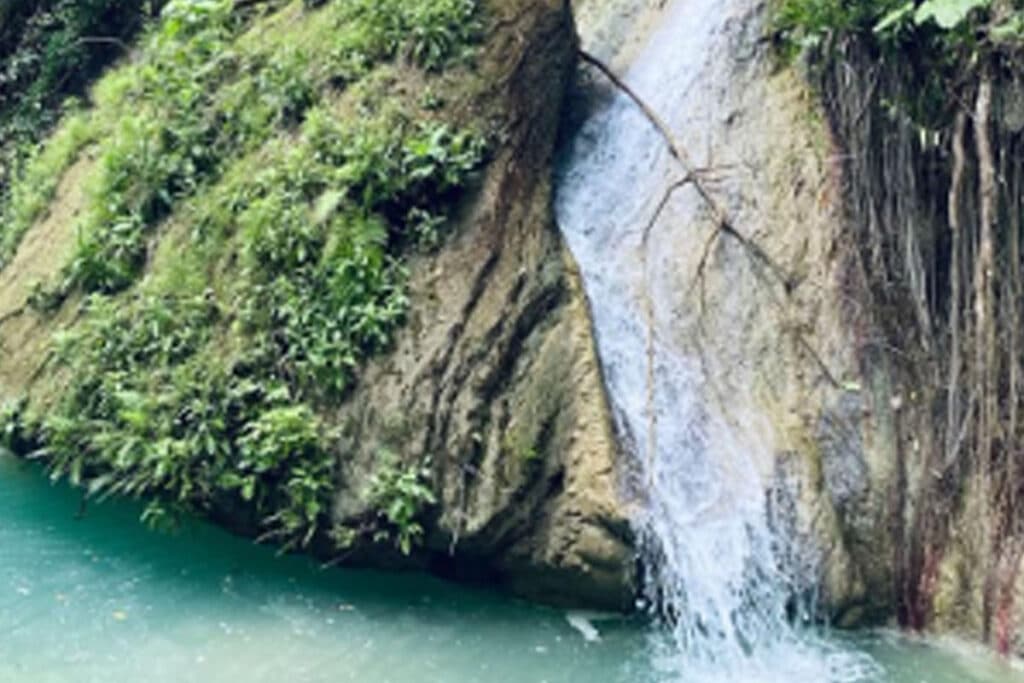 Wisata Air Terjun Watu Ondo, Permata Tersembunyi Berair Hijau Toska di Jember