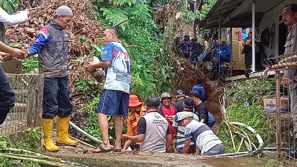 Ketua RT Megamendung: Longsor Itu Menyapu Dapur Pondok, Satu Santri Tak Tertolong