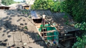 Diterjang Angin Kencang, Rumah Ketua DKM Batutulis Luluh Lantak Dihantam Pohon Tumbang