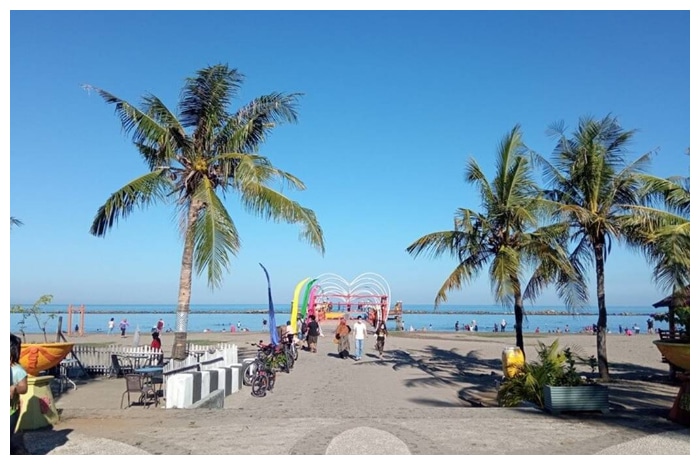Menikmati Liburan Seru di Pantai Akkarena dan Taman Tanjung Bunga