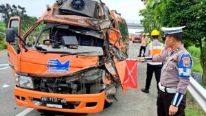Kecepatan 90 Km per Jam Minibus Hino Tabrak Bak Truk di Tol Jombang-Mojokerto Bisa Separah ini, Dua Luka Berat Warga Makassar dan Karanganyar