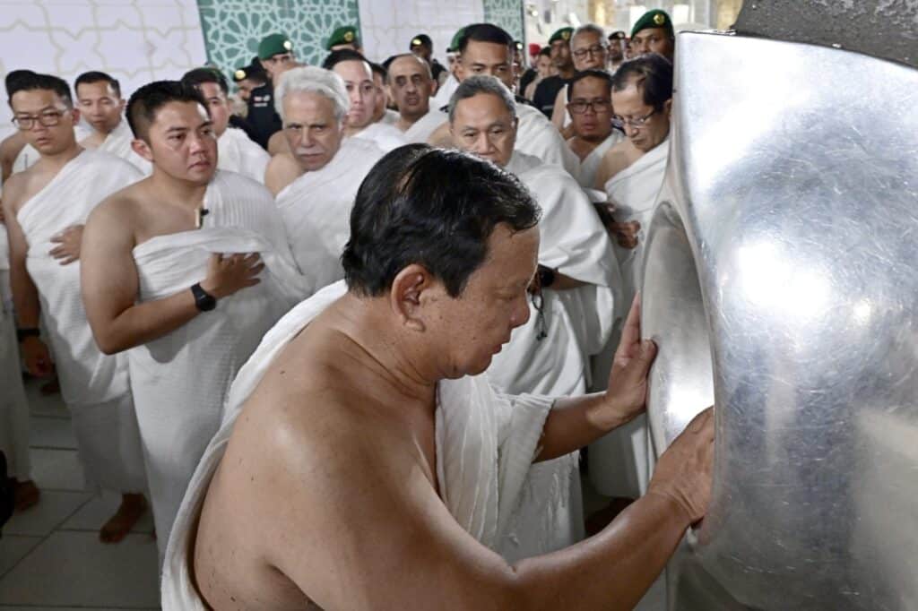 Menag Dampingi Presiden Prabowo Umrah, Doakan Indonesia Penuh Berkah!
